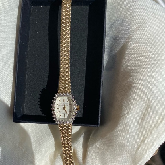 Ladies GRUEN Precision Gold GENUINE REAL Diamond Bezel Quartz Wristwatch Vintage - Picture 8 of 8